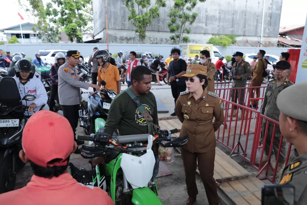Tjhai Chui Mie meninjau antrean BBM di SPBU 