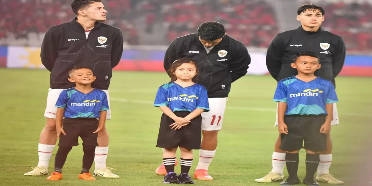 Anak-anak Pendamping Garuda saat memasuki lapangan bersama pemain Timnas Indonesia. (Instagram/early.girly)