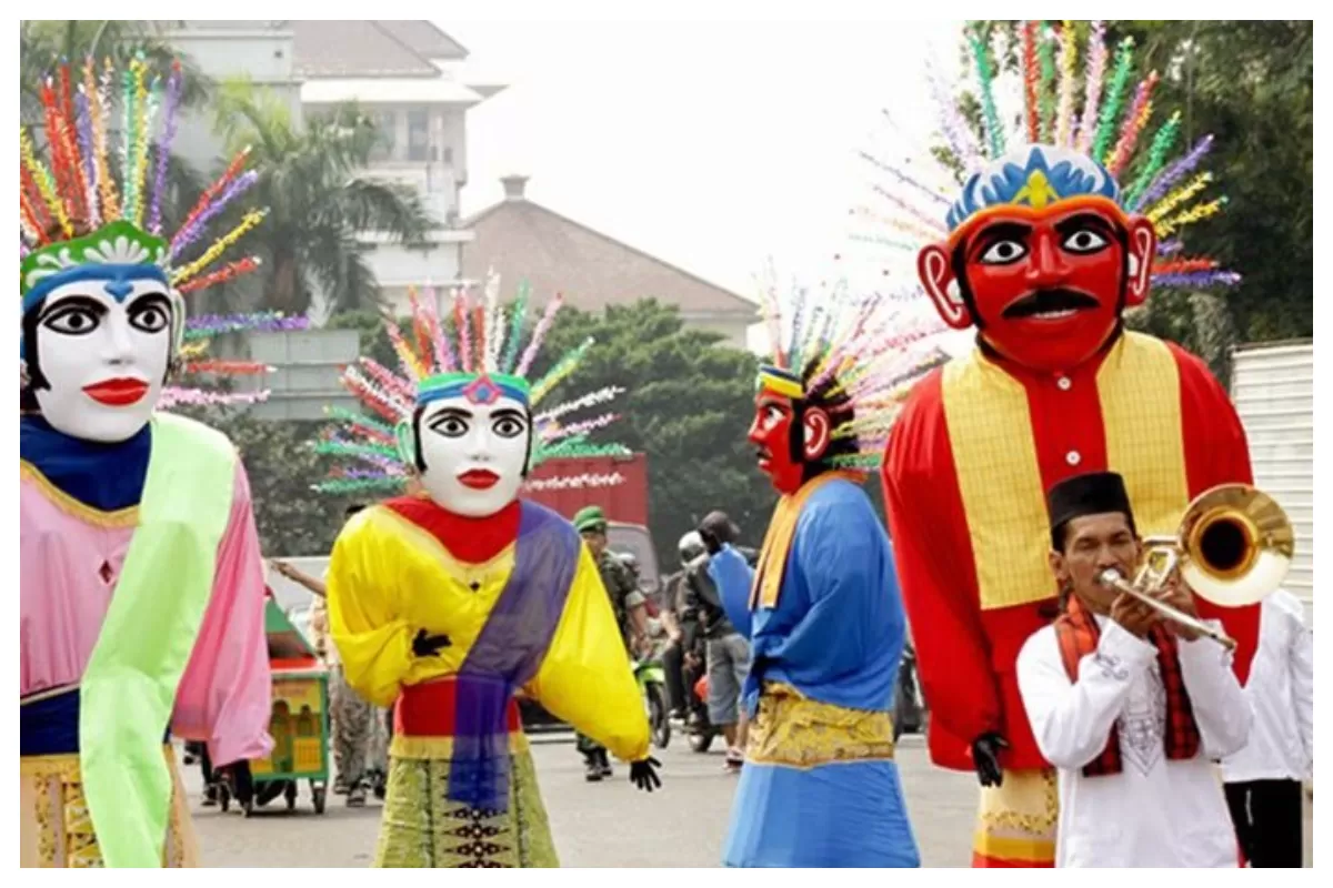 Ondel-ondel khas budaya Betawi tampil dalam sebuah perayaan budaya di Jakarta (bobo.grid.id)