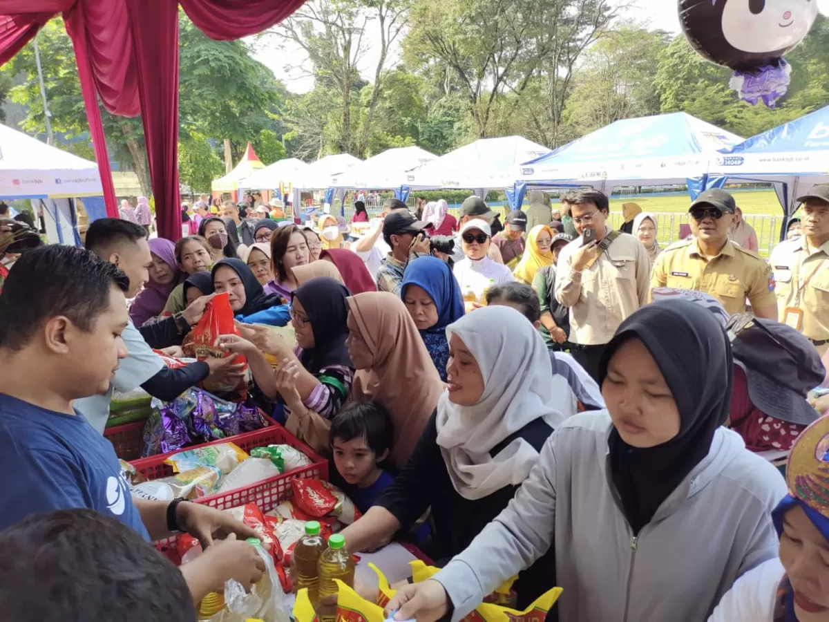 Wakil Wali Kota Bogor Jenal Mutaqin hadir dalam Gerakan Pangan Murah (GPM) yang digelar DKPP dalam rangka HJB ke 544