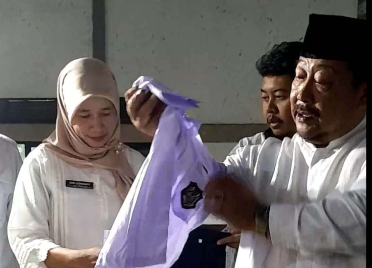 Kepala Disdikbud Subang, Heri Sopandi tunjukan seragam gratis yang akan diberikan kepada para peserta didik, Rabu 31 Desember 2025 (Dok. Istimewa)