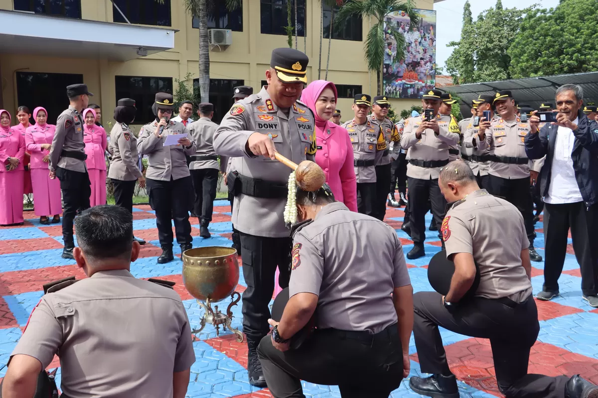 Sebanyak 106 personel Polres Subang resmi menerima kenaikan pangkat di Lapangan Apel Mako Polres Subang, Subang, Jumat 2 Januari 2026 (Dok. Istimewa)