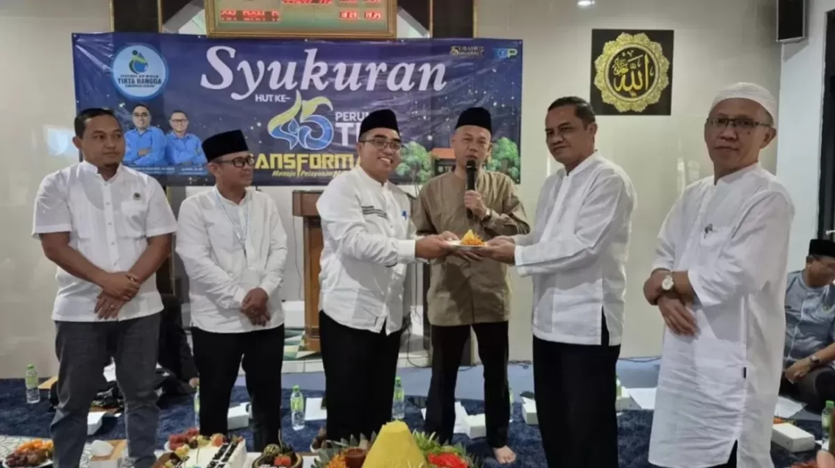 Direktur Utama Perumda TRS Lukman Nurhakim memotong tumpeng pada peringatan HUT ke-45 Perumda TRS di Masjid Al Barokah, Selasa 31 Desember 2025 (Dok. Istimewa)