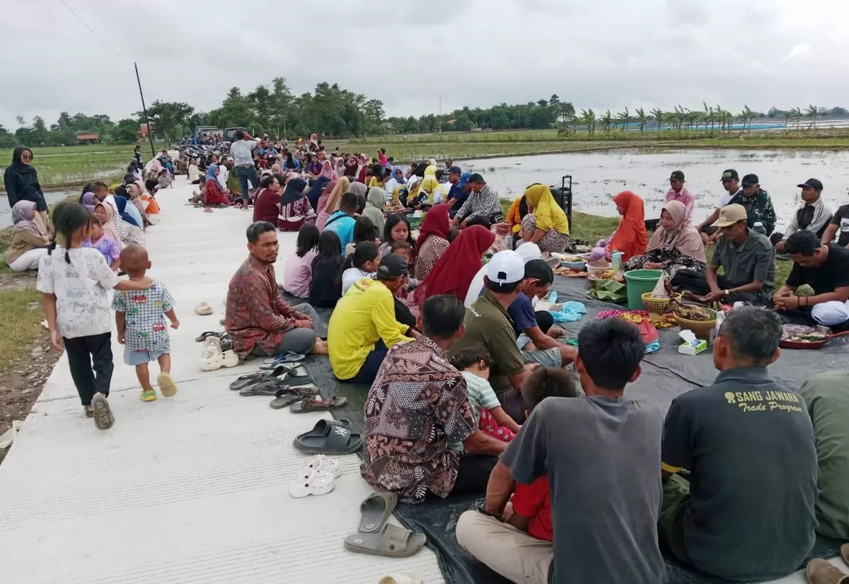 Ratusan warga Desa Kalensari, Kecamatan Compreng, Kabupaten Subang, menggelar syukuran rampungnya perbaikan jalan penghubung strategis Kalensari dan Rangdu pada Minggu, 4 Januari 2026 (Dok. Istimewa)