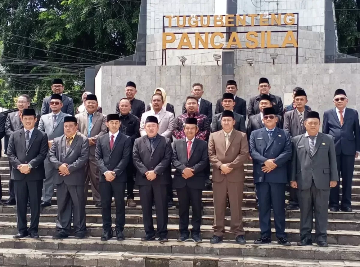 Bupati Subang Reynaldy Putra Andita Budi Raemi resmi melantik 8 pejabat JPT Eselon II hasil open bidding di Alun-alun Subang, Jumat 9 Januari 2026 (Dok. Istimewa)