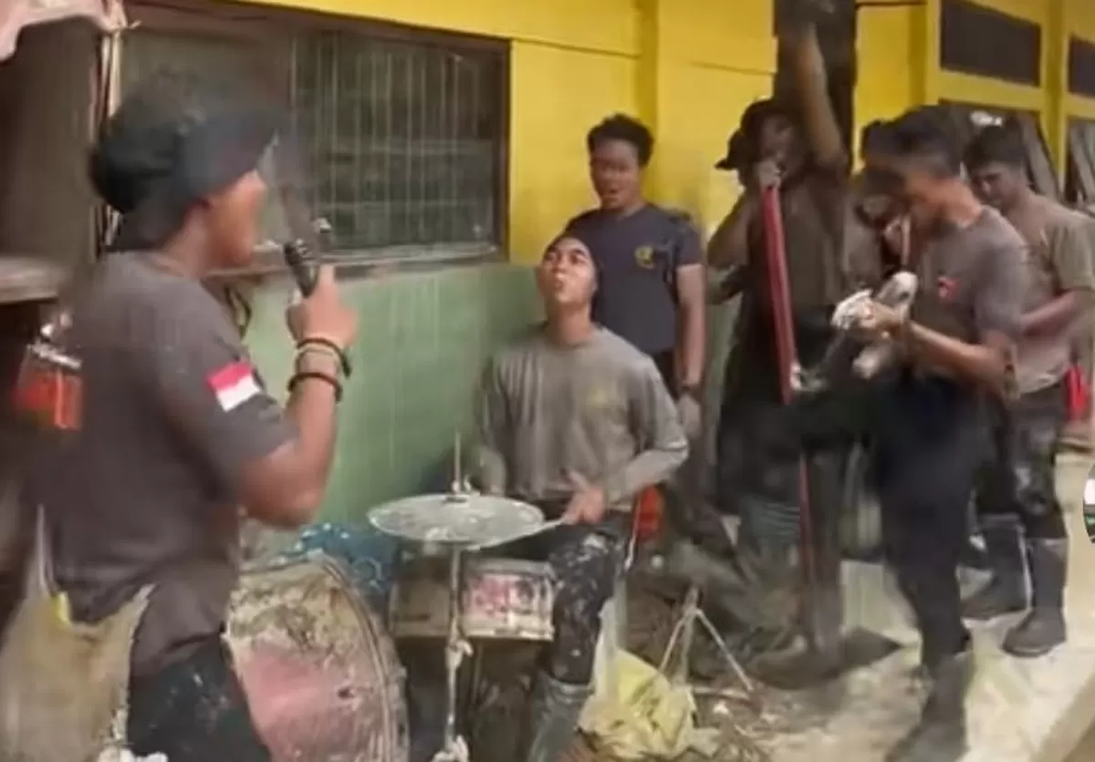 Anggota Brimob menyanyikan lagu Dewa 19 di sela kegiatan bersama warga di Aceh Tamiang (Instagram/humas.brimob.aceh)