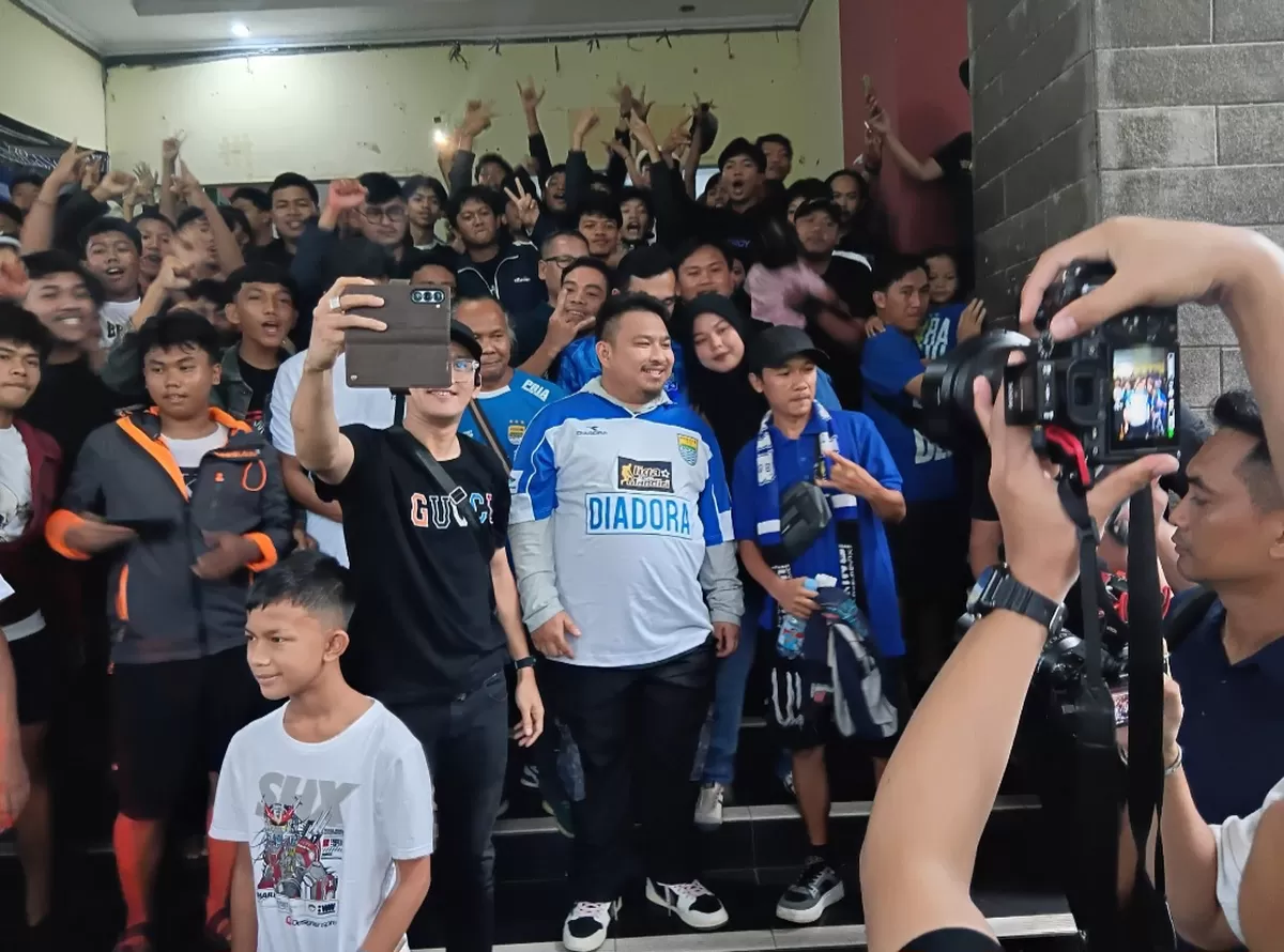 Bupati Subang, Reynaldy Putra Andita Budi Raemi bersama para bobotoh Subang usai nobar Persib lawan Persija di Gor Gotong Royong Subang, Minggu 11 Januari 2026