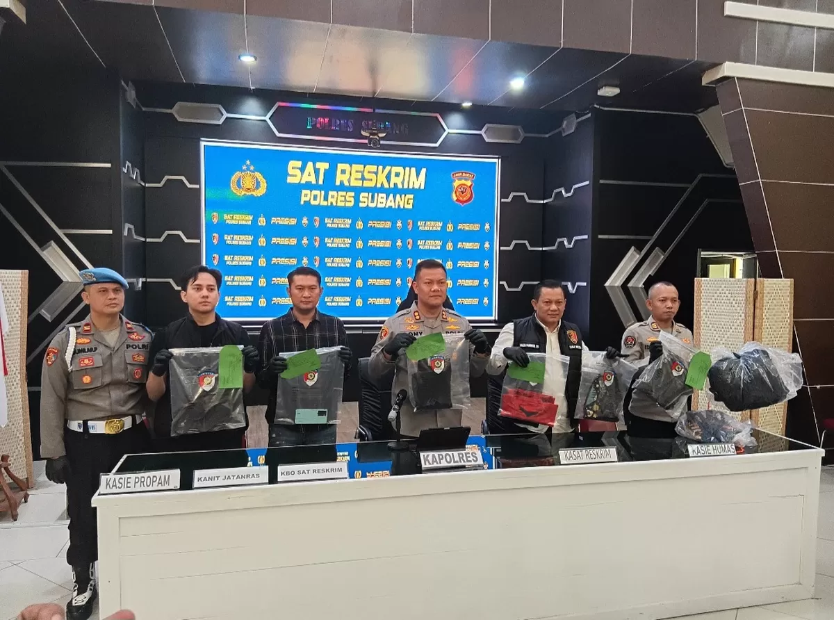 Kapolres Subang, AKBP Dony Eko Wicaksono didampingi Kasat Reskrim AKP Bagus Panuntun beserta jajaran tunjukan barang bukti pengungkapan kasus pembunuhan di Desa Wantilan, Kabupaten Subang, Senin 12 Januari 2026