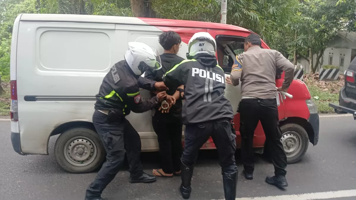 Kanit Turjagwali Satlantas Polres Subang, Ipda Hary Santoso beserta jajaran tangkap pelaku penggelapan mobil blind van berinisial A.N di Kabupaten Subang, Selasa 13 Januari 2026 (Dok. Istimewa)