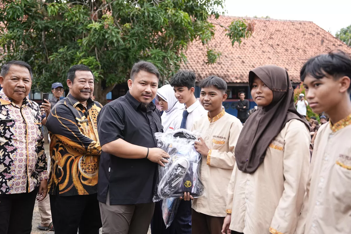 Bupati Subang, Reynaldy Putra Andita Budi Raemi luncurkan Seragam Sekolah Gratis bagi siswa SD dan SMP di Pusakanagara pada Kamis, 15 Januari 2026 (Dok. Istimewa)