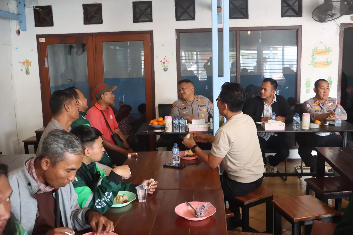 Kapolres Subang AKBP Dony Eko Wicaksono bersama para driver ojek online di Kelurahan Soklat pada Kamis 15 Januari 2026 (Dok. Istimewa)