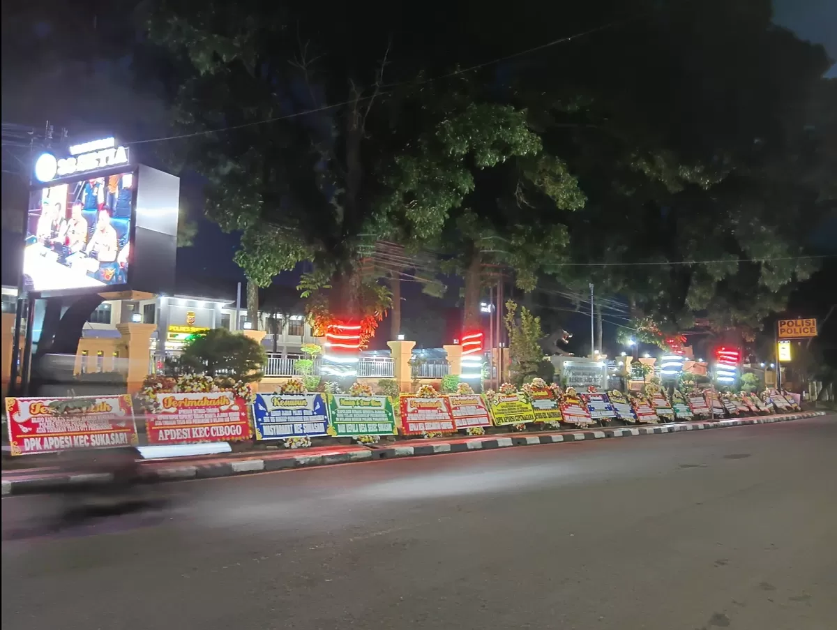 APDESI mengapresiasi Polres Subang yang telah melakukan OTT terhadap oknum LSM yang melakukan pemerasan terhadap para kepala desa dengan mengirimkan puluhan karangan bunga di depan Mapolres Subang, Kamis 15 Januari 2026.