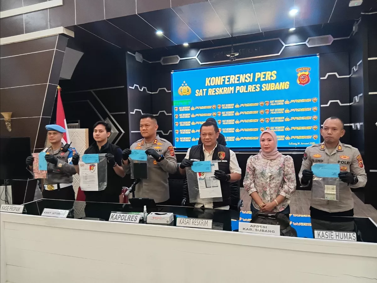 Kapolres Subang, AKBP Dony Eko Wicaksono didampingi Kasat Reskrim, AKP Bagus Panuntun, Ketua APDESI Subang, Ernawati beserta jajaran Polres Subang tunjukan barang bukti pemerasan kepada awak media di Aula Patriatama, Kamis 15 Januari 2026