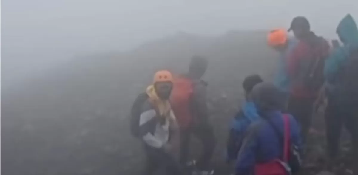 Tim relawan menemukan survivor Syafiq Ridhan Ali Razan yang hilang di Gunung Slamet dalam keadaan meninggal dunia (Instagram/slametviabambangan)