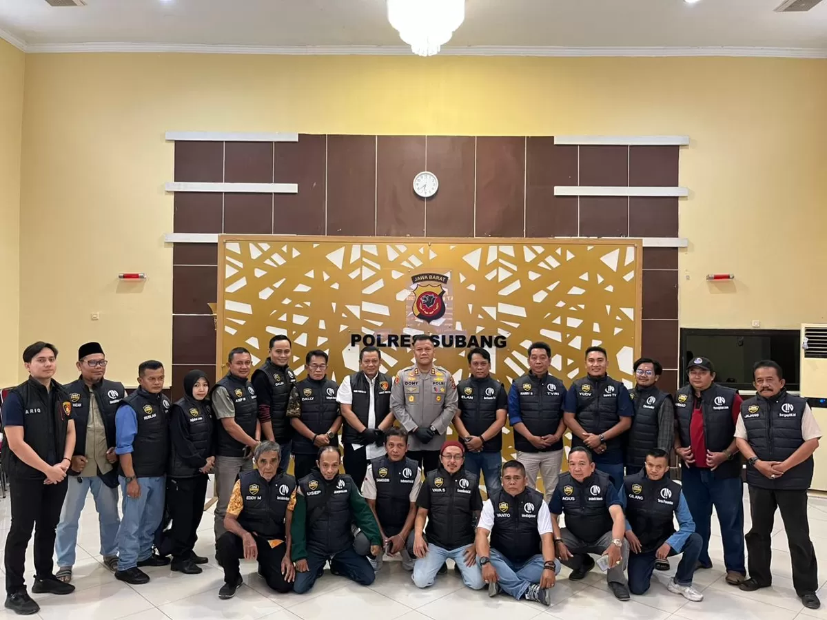 Kapolres Subang AKBP Dony Eko Wicaksono didampingi Kasat Reskrim AKP Bagus Panuntun berikan rompi liputan kepada puluhan jurnalis Subang, Kamis 15 Januari 2026 (Dok. Istimewa)