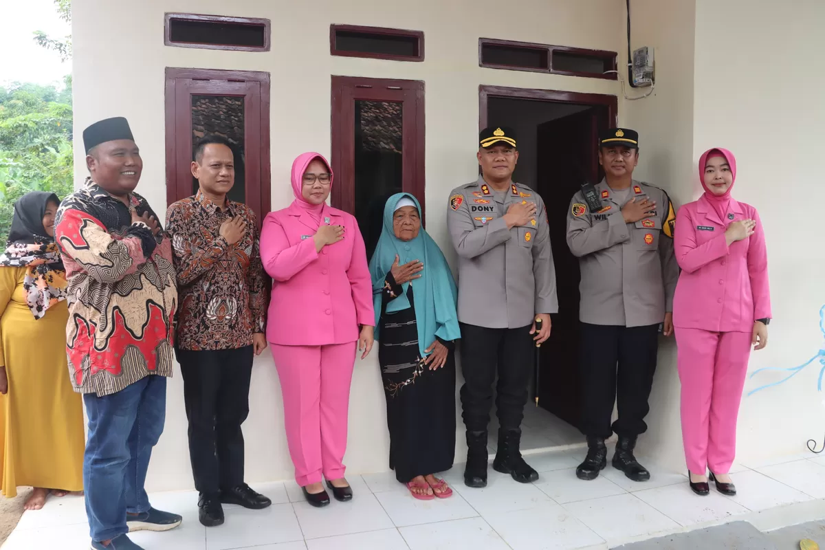 Kapolres Subang AKBP Dony Eko Wicaksono serahkan langsung kunci rumah hasil program Rutilahu kepada Ibu Armah di Desa Kedawung, Subang pada Sabtu, 17 Januari 2026 (Dok. Istimewa)