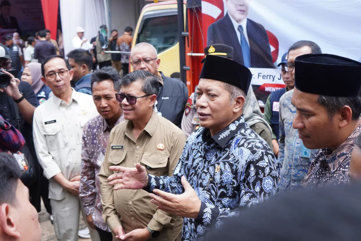 Menteri Koperasi dan UKM RI Ferry Juliantono, didampingi Wakil Bupati Subang Agus Masykur Rosyadi lepas langsung ekspor 96 ton kopi Subang ke Aljazair di Kecamatan Cisalak, Sabtu 17 Januari 2026 (Dok. Istimewa)