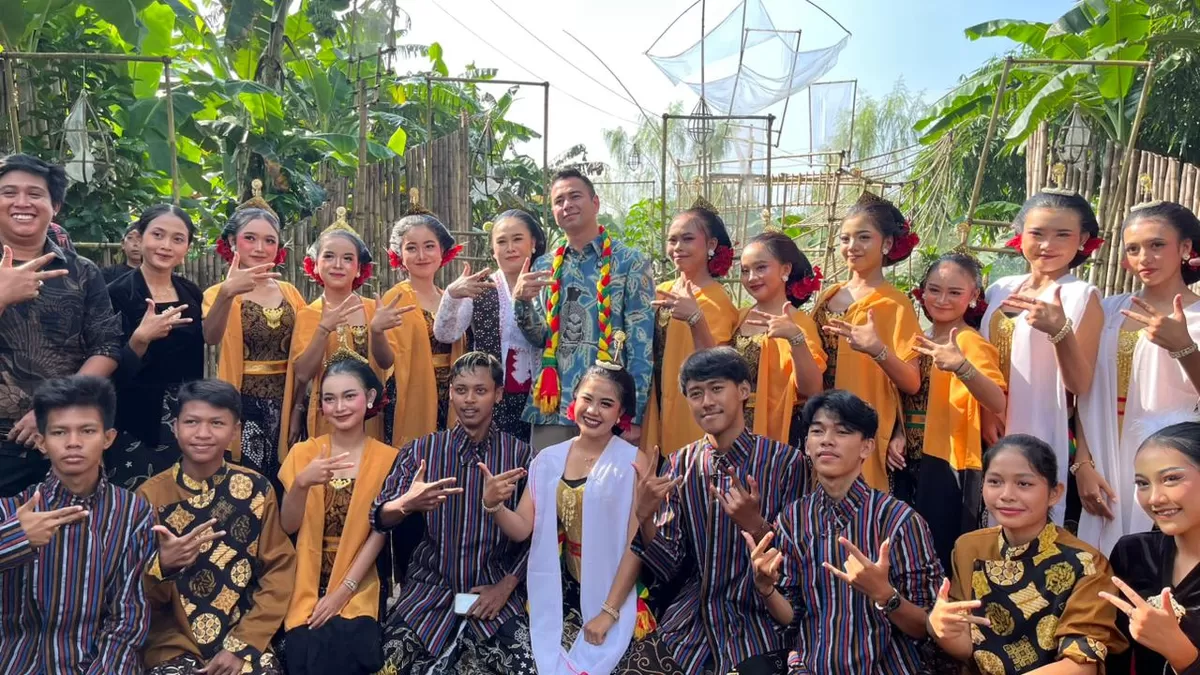 Wakil Ketua Umum ICCN sekaligus Utusan Khusus Presiden Bidang Pekerja Seni dan Kepemudaan, Raffi Ahmad menyerap langsung aspirasi pelaku ekonomi kreatif di Kabupaten Cilacap pada Sabtu, 17 Januari 2026 (Dok. Istimewa)