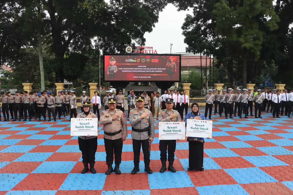 Kapolres Subang AKBP Dony Eko Wicaksono berikan reward kepada personel berprestasi di Lapangan Tatag Trawang Tungga, Senin 19 Januari 2026 (Dok. Istimewa)