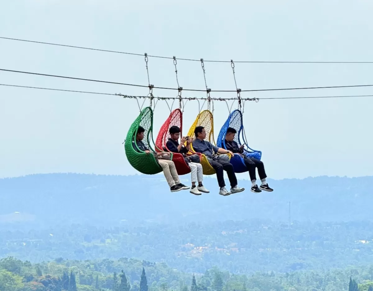 Nikmati sensasi yang memacu adrenalin dengan mencoba wahana Keranjang Sultan Flora Wisata DCastello Subang