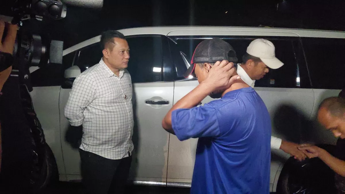 Gubernur Jawa Barat Dedi Mulyadi didampingi Kasat Reskrim Polres Subang AKP Bagus Panuntun menghentikan aktivitas crusher stone PT A.B. pada Selasa malam, 20 Januari 2026 (Dok. Istimewa)