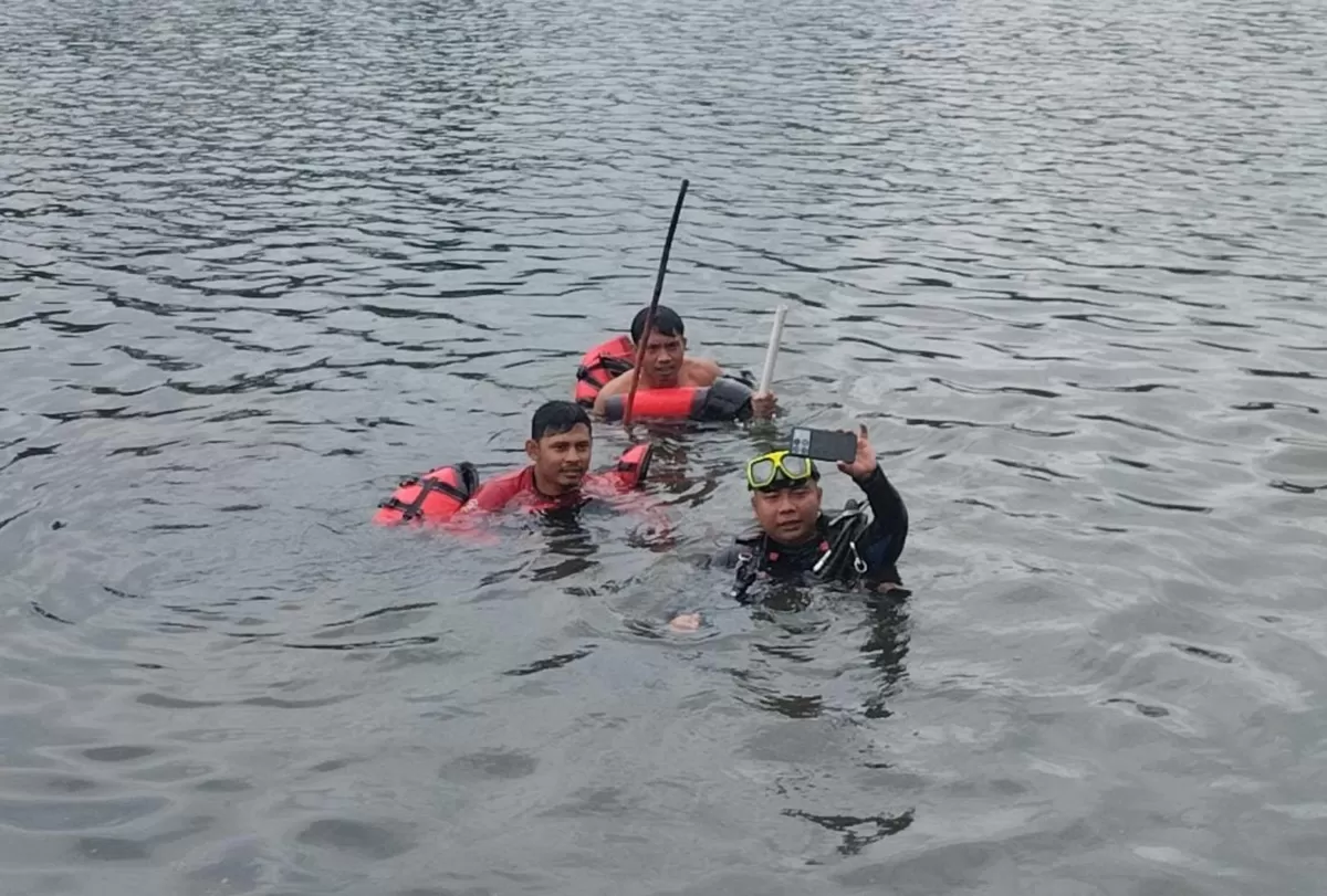 Petugas Damkar Subang menemukan ponsel wartawan Hadi Martadinata di Situ Cigayonggong, Kecamatan Kasomalang, Kamis 22 Januari 2026, usai insiden dugaan intimidasi saat liputan tambang (Dok. Istimewa)