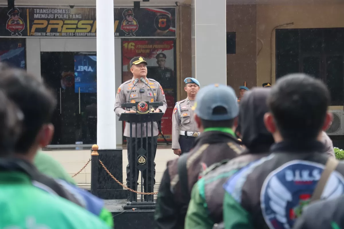 Kapolres Subang AKBP Dony Eko Wicaksono berikan sambutan pada apel jaga kamtibmas dengan 1.000 ojol di Lapangan Tatag Trawang Tungga, Kamis, 22 Januari 2026 (Dok. Istimewa)
