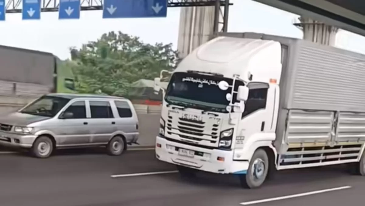 Viral di media sosial truk wingbox mengawal mobil Panther di Tol Japek (TikTok/nedy15a)