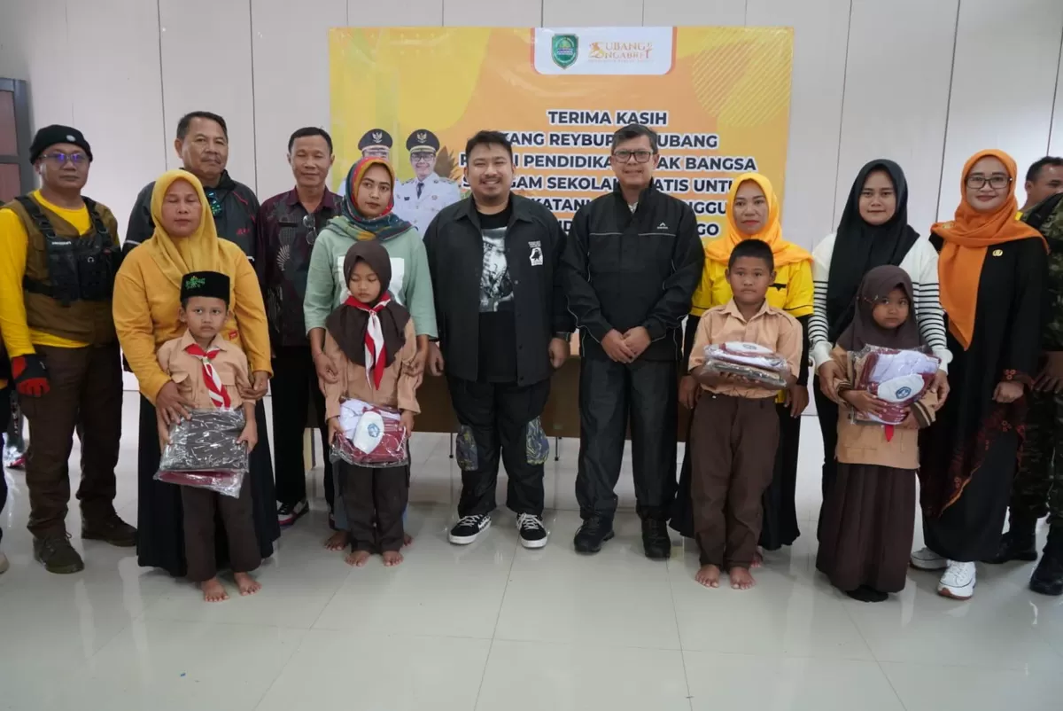 Bupati Subang Reynaldy Putra Andita Budi Raemi bersama Wakil Bupati Agus Masykur Rosyadi menyerahkan seragam sekolah gratis di Desa Cibalandong, Kecamatan Cibogo, Jumat 23 Januari 2026 (Dok. Istimewa)