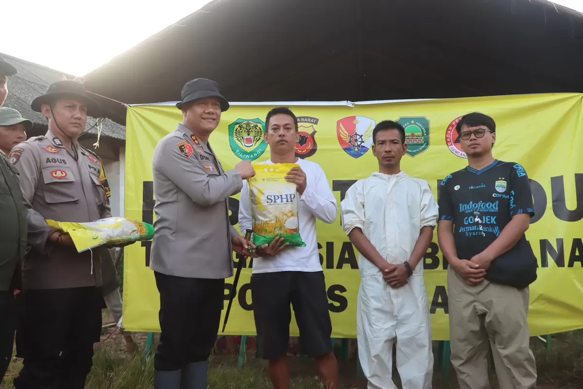 Kapolres Subang AKBP Dony Eko Wicaksono turun langsung dan berikan bantuan ke lokasi terdampak banjir di Desa Ciasem Tengah, Dusun Wanajaya, Sabtu 24 Januari 2026 (Dok. Istimewa)