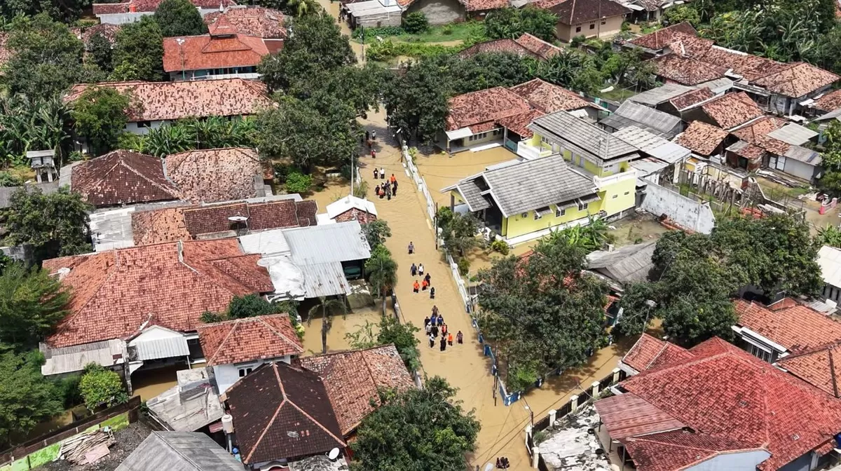 Banjir di Kecamatan Ciasem akibat jebolnya tanggul yang menyebabkan air meluap hingga merendam pemukiman warga (Dok. Istimewa)
