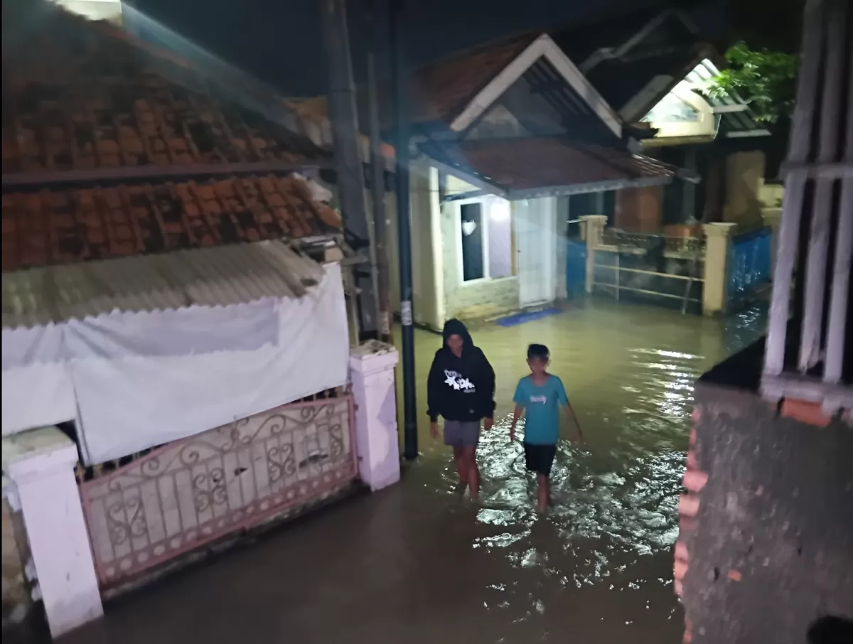 Rumah warga di Desa Mulyasari, Kecamatan Pamanukan, terendam banjir akibat luapan Sungai Cigadung, Senin 26 Januari 2026