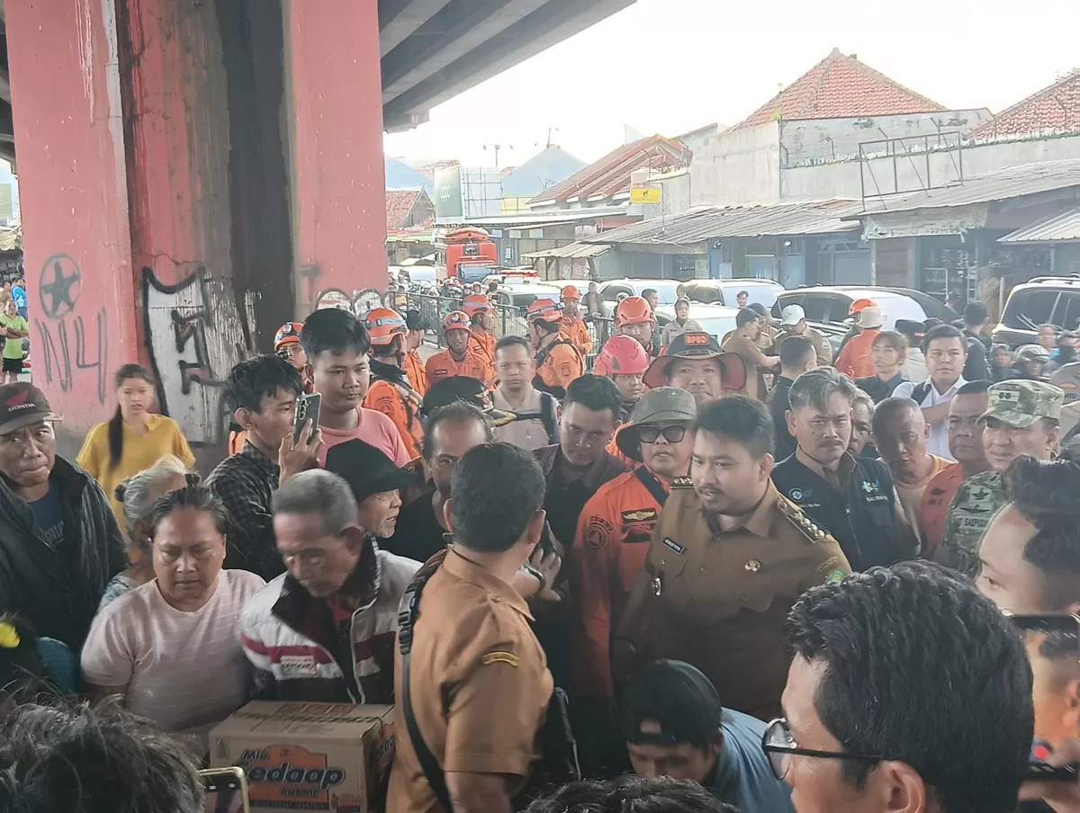 Bupati Subang, Reynaldy Putra Andita Budi Raemi melihat langsung pengungsi yang berasal dari Desa Mulyasari, Pamanukan pada Senin 26 Januari 2026