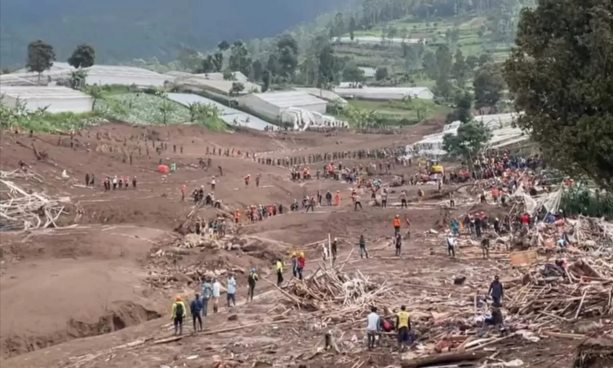 Cerita warga Cisarua, Kabupaten Bandung Barat saat tanah longsor menghantam rumah (Instagram/gumihooo15)