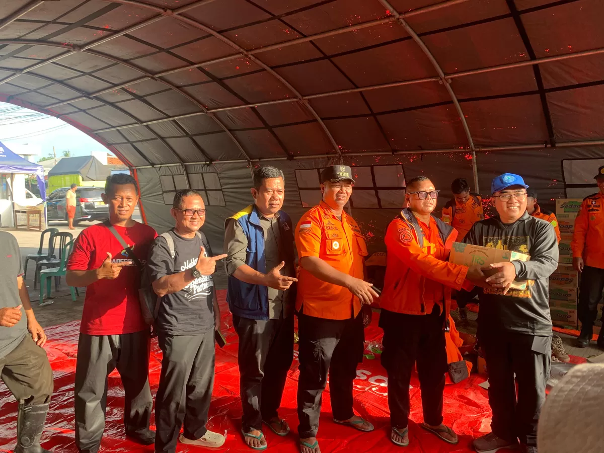 Direktur Utama Perumda TRS, Lukman Nurhakim (paling kanan) serahkan bantuan sembako kepada BPBD Subang pada Sabtu, 24 Januari 2026 (Dok. Istimewa)