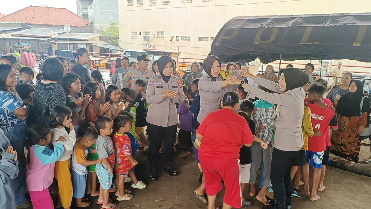 Polwan Polres Subang menggelar kegiatan trauma healing bagi anak-anak korban banjir di lokasi pengungsian dibawah Flyover Pamanukan, Selasa 27 Januari 2026 (Dok. Istimewa)