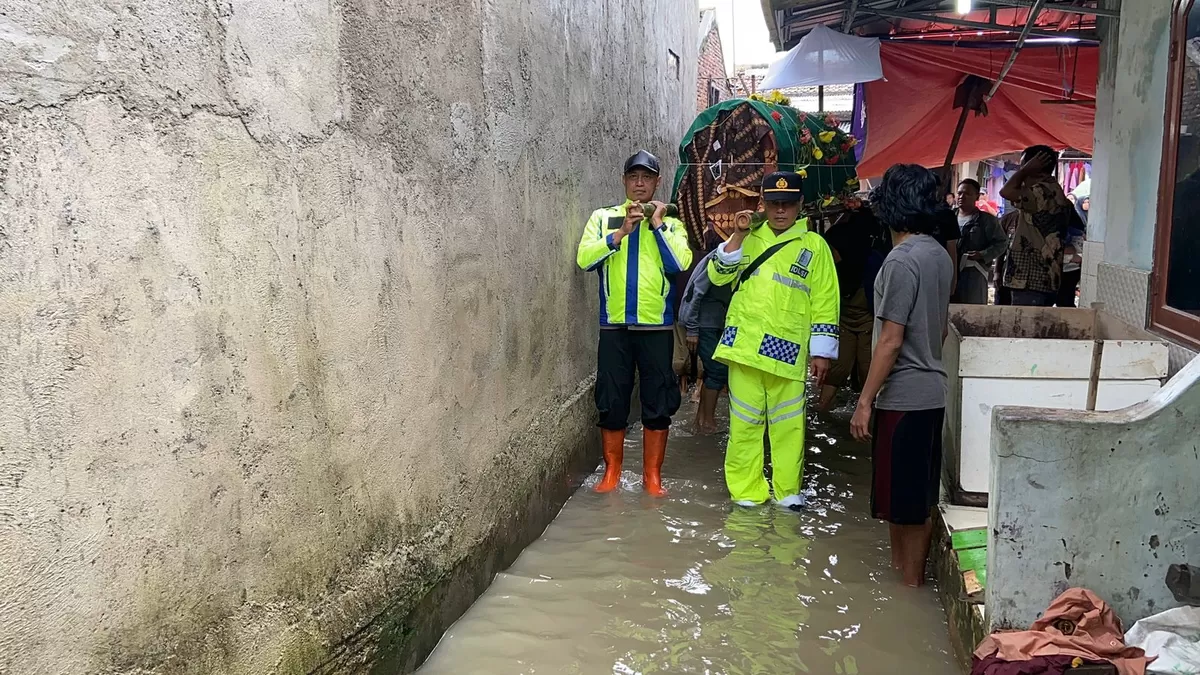 Kapolsek Pamanukan AKP Udin Awaludin turun langsung menggotong keranda jenazah seorang warga yang meninggal dunia di Desa Mulyasari, Kecamatan Pamanukan, Rabu 28 Januari 2026 (Dok. Istimewa)