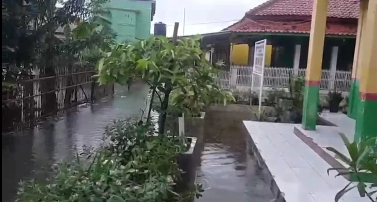 Banjir merendam bangunan SDN di Pamanukan, membuat aktivitas belajar siswa terganggu, Rabu 28 Januari 2026  (Dok. Istimewa)
