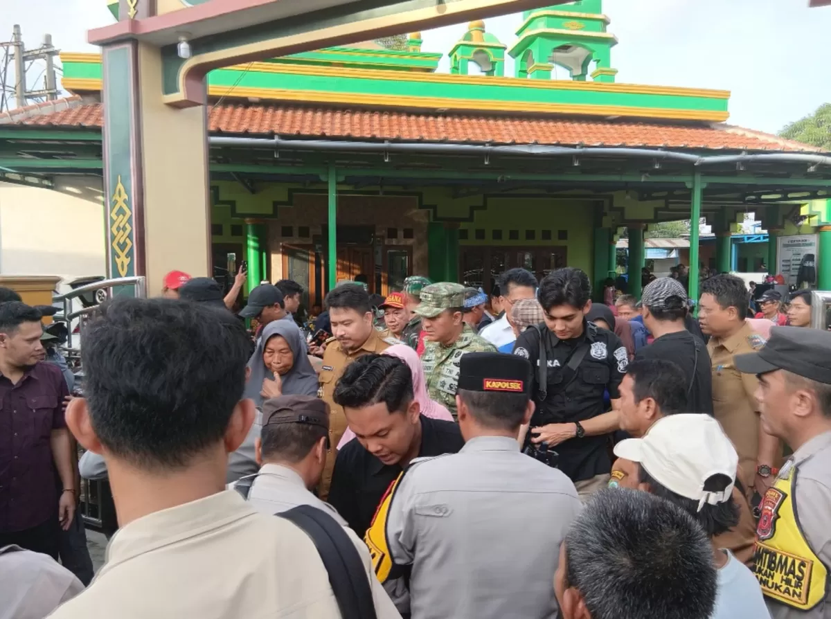 Bupati Subang Reynaldy Putra Andita Budi Raemi saat mengunjungi salah satu titik posko pengungsi di Pantura pada Senin 26 Januari 2026