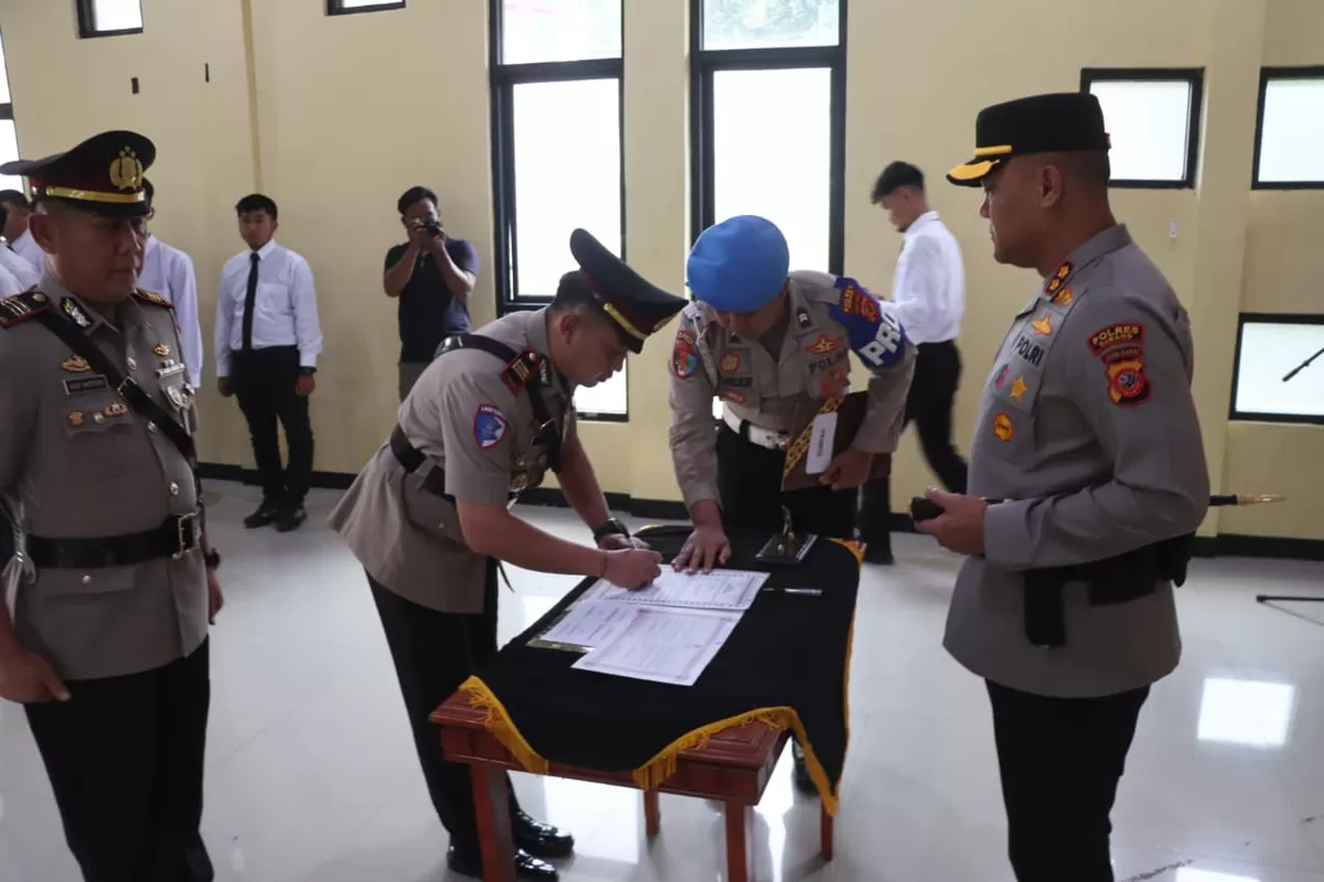 Kapolres Subang AKBP Dony Eko Wicaksono memimpin serah terima jabatan Kasat Lantas dari AKP Asep Saepudin kepada AKP M. Hardian Andrianto di Aula Kanya Nagata Limpad Patari Polres Subang, Jumat 30 Januari 2026 (Dok. Istimewa)