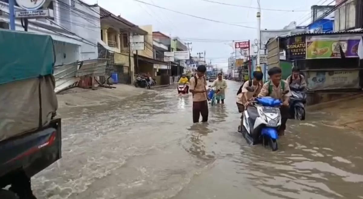 Jalan provinsi di Pamanukan terendam banjir, menyebabkan akses utama warga lumpuh, Jumat 30 Januari 2026 (Dok. Istimewa)