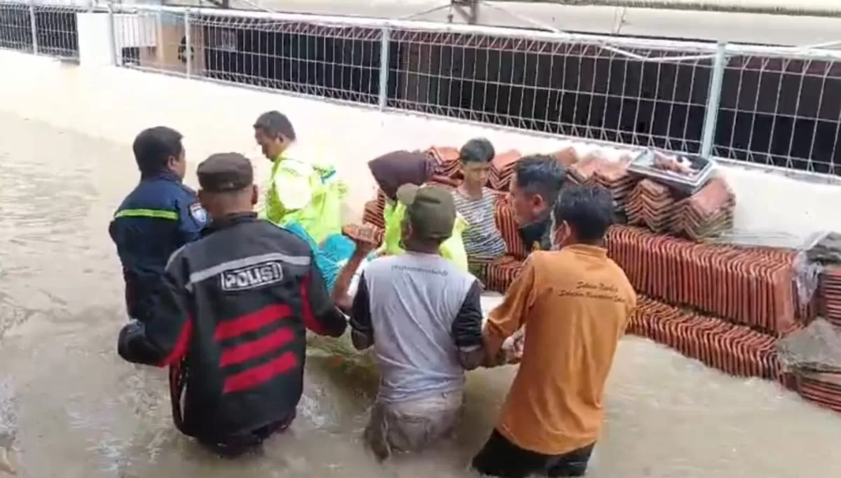 Polisi evakuasi seorang lansia yang terjebak banjir dalam kondisi sakit stroke, Jumat 30 Januari 2026 (Dok. Istimewa)