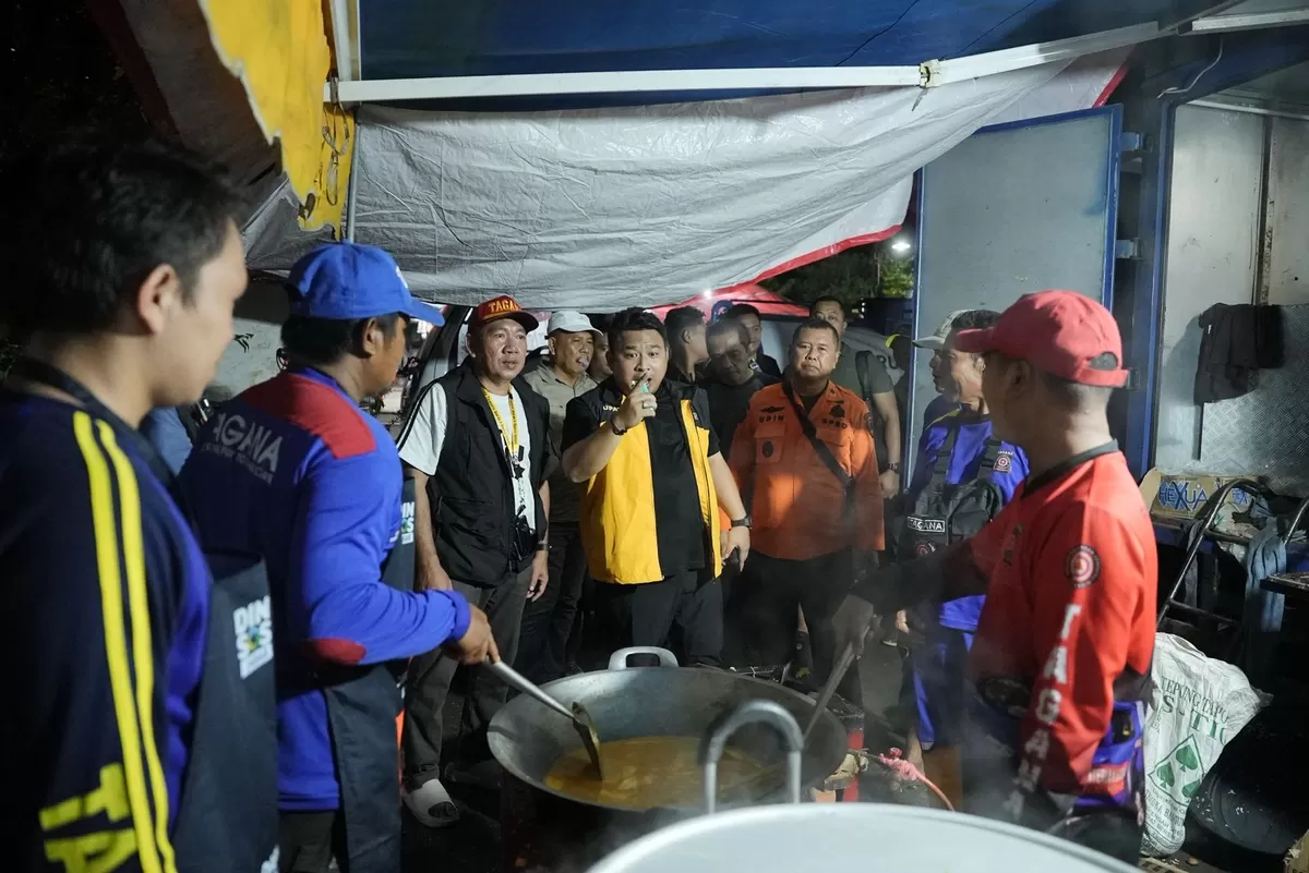Bupati Subang Reynaldy Putra Andita Budi Raemi meninjau dapur umum pengungsian warga terdampak banjir di Pantura Subang, Jumat 30 Januari 2026 (Dok. Istimewa)
