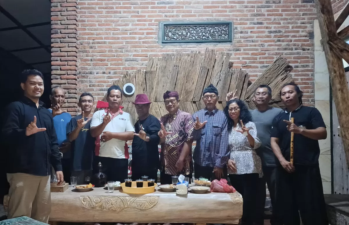 Fileski W. Tanjung (paling kiri) bersama para seniman dalam forum Sirisihin di Art Tangsen Wahyudi, Madiun, membahas karya, ekosistem seni, dan kejujuran berkarya