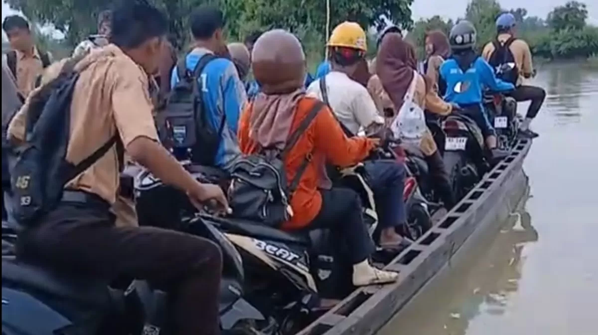 Kondisi memprihatinkan akses penyeberangan di Desa Kali Pasir, Way Bungur, Lampung Timur yang viral (TikTok/president_angler_liar)