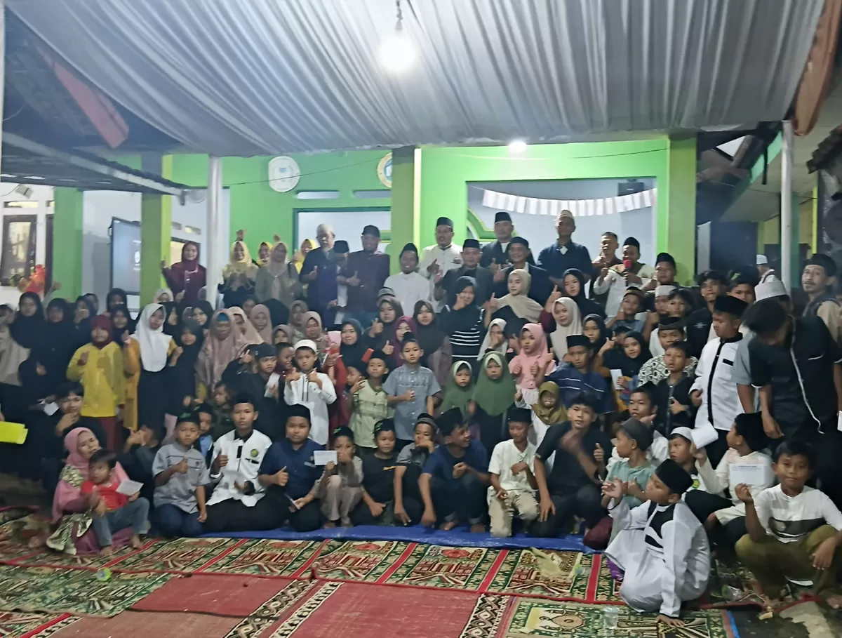 Pondok Pesantren Riyadhus Solihin menggelar santunan ratusan anak yatim dalam peringatan malam Nisfu Syaban di Desa Jabong, Kecamatan Pagaden, Kabupaten Subang, Senin malam, 2 Februari 2026