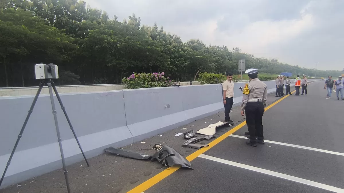Petugas kepolisian melakukan olah tempat kejadian perkara (TKP) kecelakaan maut di KM 93+700 A Tol Cipali, wilayah Kalijati, Subang, Rabu, 4 Februari 2026. Kecelakaan dini hari tersebut menewaskan tiga orang dan menyebabkan dua lainnya luka-luka (Dok. Istimewa)