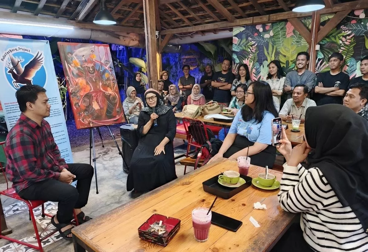 Diskusi seni Laungan di Atas Kanvas membedah lukisan Hegemoni Tiran karya perupa Dwi Kartika Rahayu di Heyhouse Cafe, Kota Madiun, Rabu malam 4 Februari 2026 (Dok. Istimewa)