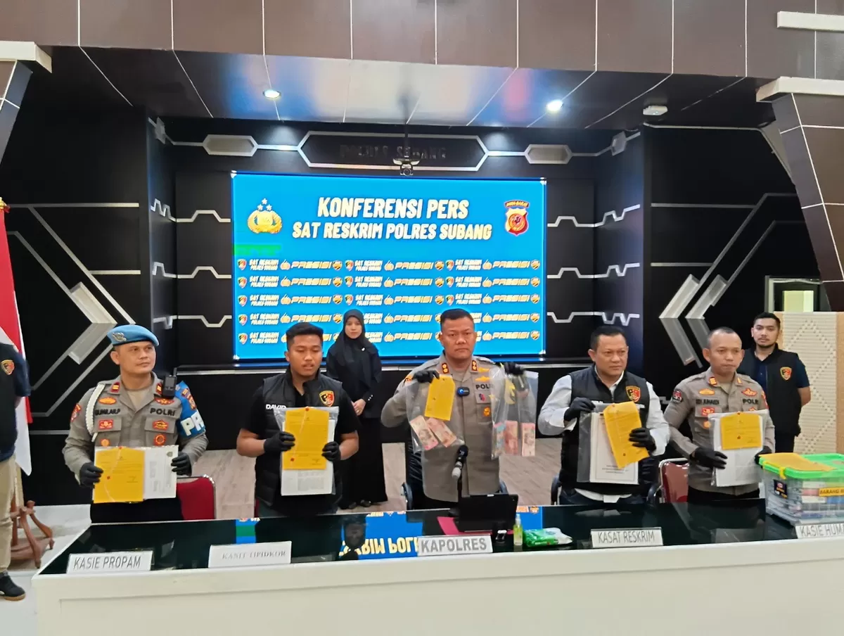 Kapolres Subang AKBP Dony Eko Wicaksono didampingi Kasat Reskrim AKP Bagus Panuntun bersama jajaran menunjukkan barang bukti kasus dugaan korupsi dana bantuan keuangan desa kepada awak media, Kamis 5 Februari 2026