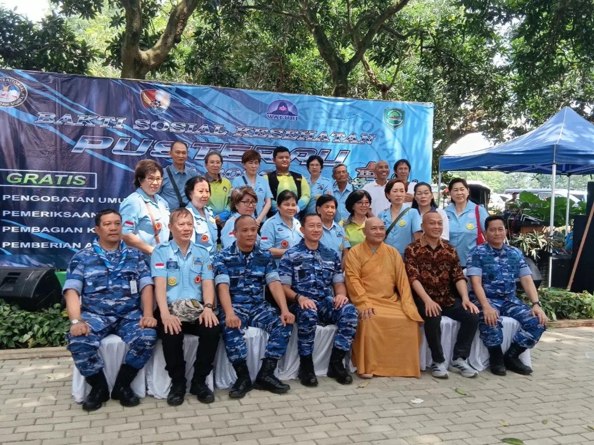 Pengurus Puster TNI AU, perwakilan Walubi, dan tokoh masyarakat Desa Sidajaya Urip Soeprianto (Bos Urip) usai pelaksanaan bakti sosial kesehatan bagi warga di Kecamatan Cipunagara, Kabupaten Subang, Kamis 5 Februari 2026